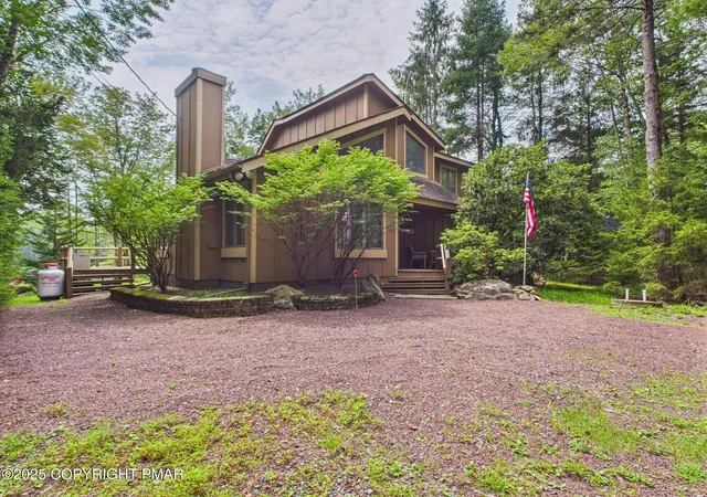 Photo 3 of Single family home for sale at 206 Little Pond Cir, Pocono Pines, PA 18350 | MLS# PM-134648 | Listing updated on 2025-08-08
