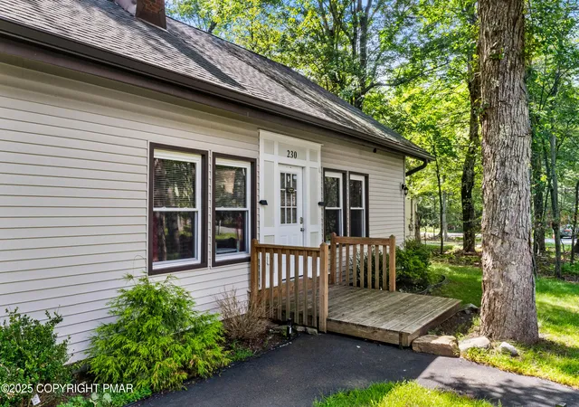 Photo 4 of Single family home for sale at 230 Greenbriar Cir, Tobyhanna, PA 18466 | MLS# PM-134834 | Listing updated on 2025-10-28