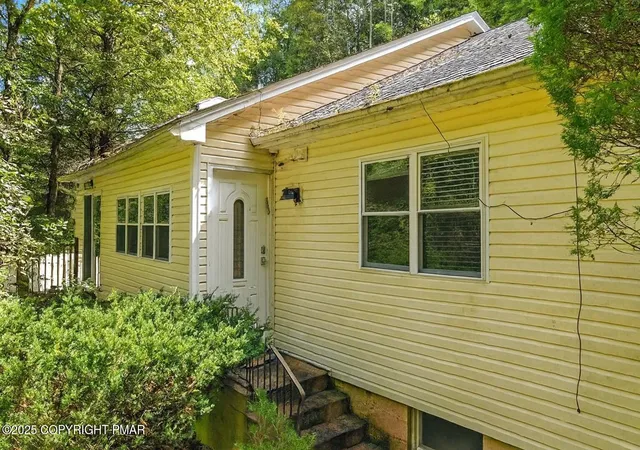 Photo 2 of Single family home for sale at 172 Evergreen Holw Rd, Effort, PA 18330 | MLS# PM-134889 | Listing updated on 2025-10-26