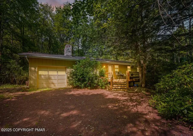 Photo 2 of Single family home for sale at 304 Foxglove Pl, Pocono Pines, PA 18350 | MLS# PM-135044 | Listing updated on 2026-03-02