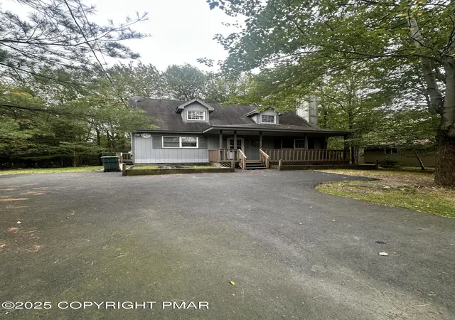 Photo 2 of Single family home for sale at 715 Country Pl, Tobyhanna, PA 18466 | MLS# PM-135311 | Listing updated on 2025-09-29