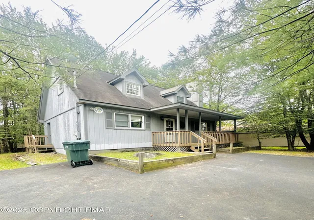Photo 3 of Single family home for sale at 715 Country Pl, Tobyhanna, PA 18466 | MLS# PM-135311 | Listing updated on 2025-09-29