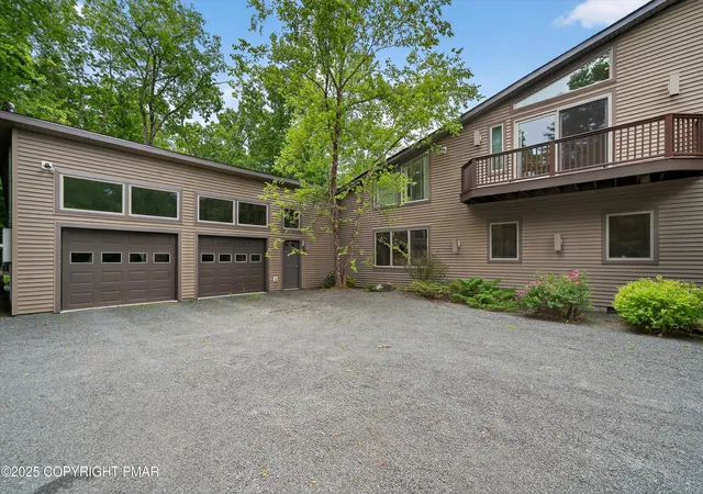 Photo 3 of Single family home for sale at 804 Ranch Ct, Hawley, PA 18428 | MLS# PM-135322 | Listing updated on 2025-09-02