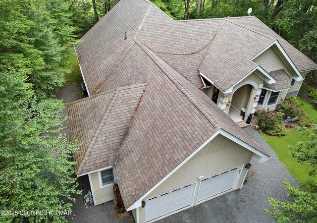 Photo 3 of Single family home for sale at 802 Niblick Ct, Hawley, PA 18428 | MLS# PM-135325 | Listing updated on 2025-09-02