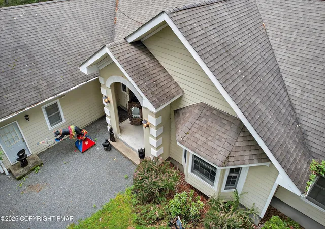 Photo 4 of Single family home for sale at 802 Niblick Ct, Hawley, PA 18428 | MLS# PM-135325 | Listing updated on 2025-09-02