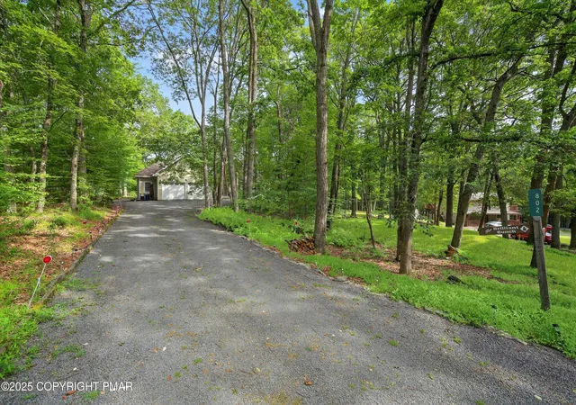 Photo 5 of Single family home for sale at 802 Niblick Ct, Hawley, PA 18428 | MLS# PM-135325 | Listing updated on 2025-09-02