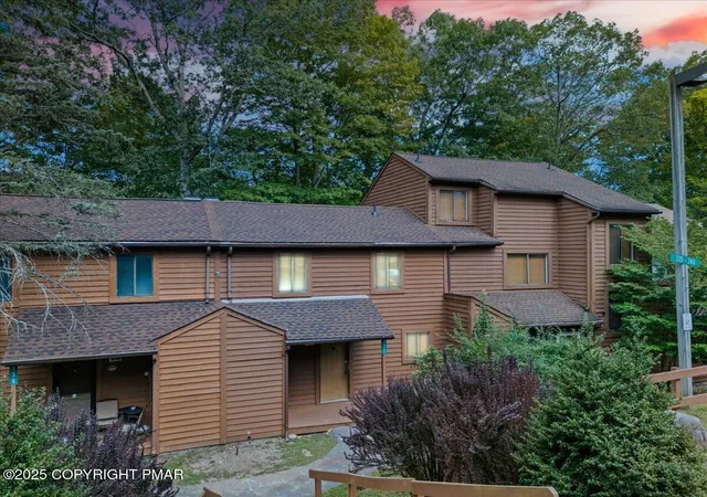 Photo 1 of Townhouse for sale at 337 Crewe Ct, Bushkill, PA 18324 | MLS# PM-135349 | Listing updated on 2025-09-23
