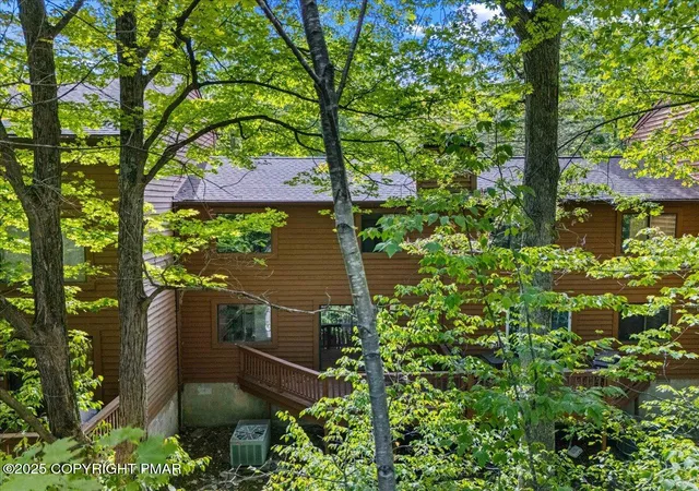 Photo 25 of Townhouse for sale at 337 Crewe Ct, Bushkill, PA 18324 | MLS# PM-135349 | Listing updated on 2025-09-23