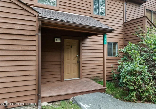 Photo 2 of Townhouse for sale at 337 Crewe Ct, Bushkill, PA 18324 | MLS# PM-135349 | Listing updated on 2025-09-23