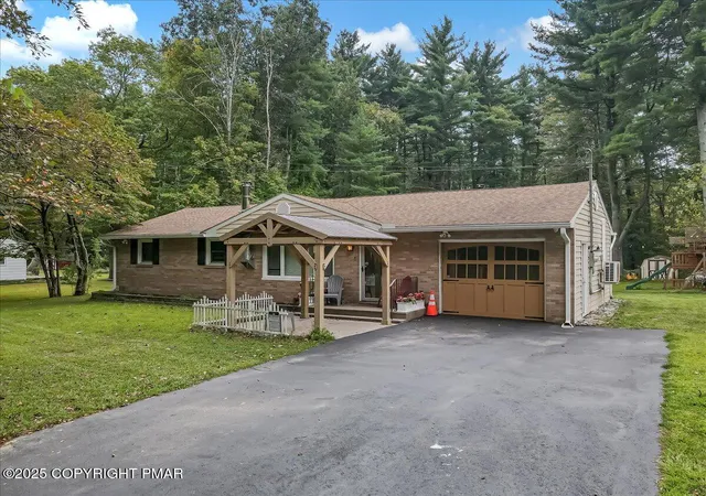 Photo 3 of Single family home for sale at 259 Tanite Rd, Stroudsburg, PA 18360 | MLS# PM-135538 | Listing updated on 2025-10-16