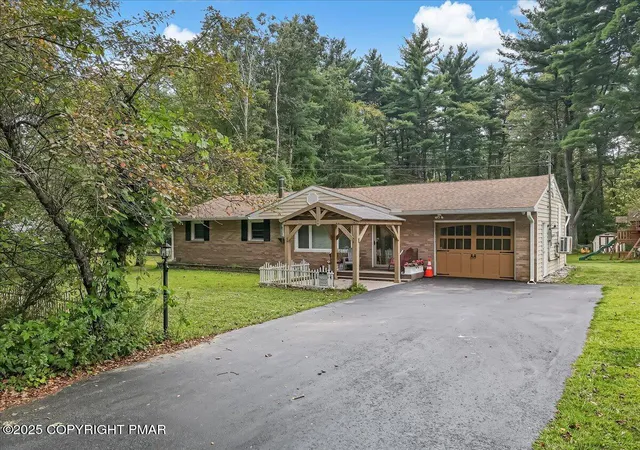 Photo 3 of Single family home for sale at 259 Tanite Rd, Stroudsburg, PA 18360 | MLS# PM-135538 | Listing updated on 2025-10-16