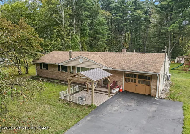 Photo 4 of Single family home for sale at 259 Tanite Rd, Stroudsburg, PA 18360 | MLS# PM-135538 | Listing updated on 2025-10-16