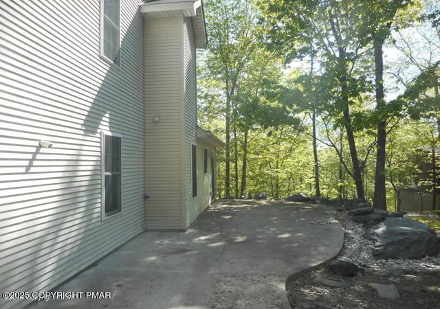 Photo 20 of Single family home for sale at 2279 Southport Dr, Bushkill, PA 18324 | MLS# PM-135570 | Listing updated on 2025-12-08