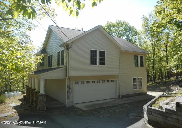 Photo 2 of Single family home for sale at 2279 Southport Dr, Bushkill, PA 18324 | MLS# PM-135570 | Listing updated on 2025-12-08