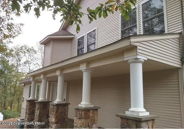 Photo 3 of Single family home for sale at 2279 Southport Dr, Bushkill, PA 18324 | MLS# PM-135570 | Listing updated on 2025-12-08