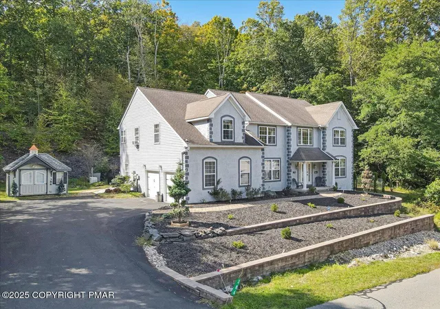 Photo 4 of Single family home for sale at 386 Shawnee Valley Dr, East Stroudsburg, PA 18302 | MLS# PM-135733 | Listing updated on 2025-10-01