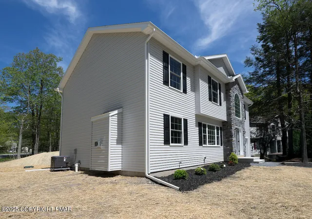 Photo 4 of Single family home for sale at 2127 Titania Rd, Tobyhanna, PA 18466 | MLS# PM-135941 | Listing updated on 2025-10-04