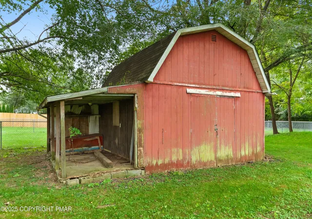Photo 4 of Single family home for sale at 1927 Willow Park Rd, Bethlehem, PA 18020 | MLS# PM-136065 | Listing updated on 2025-10-21