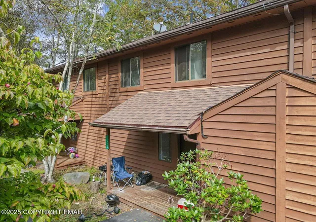Photo 1 of Single family home for sale at 128 Meadow View Ct, Bushkill, PA 18324 | MLS# PM-136141 | Listing updated on 2025-10-01