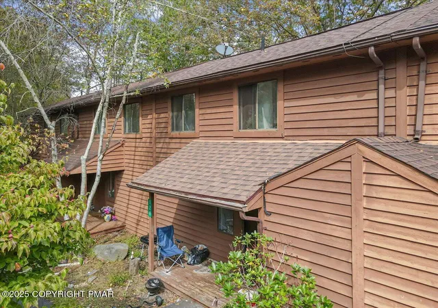 Photo 2 of Single family home for sale at 128 Meadow View Ct, Bushkill, PA 18324 | MLS# PM-136141 | Listing updated on 2025-10-01