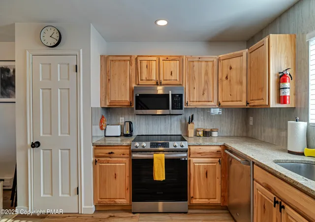 Photo 4 of Townhouse for sale at 125 Cross Country Ln, Tannersville, PA 18372 | MLS# PM-136356 | Listing updated on 2025-10-09