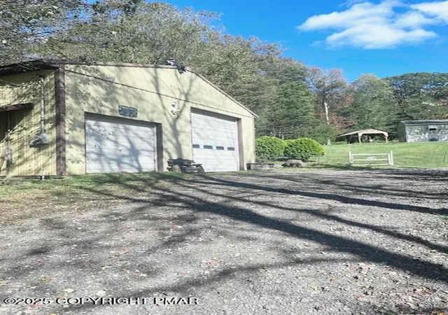 Photo 5 of Single family home for sale at 1138 Little Billy Ln, Tobyhanna, PA 18466 | MLS# PM-136376 | Listing updated on 2026-03-31