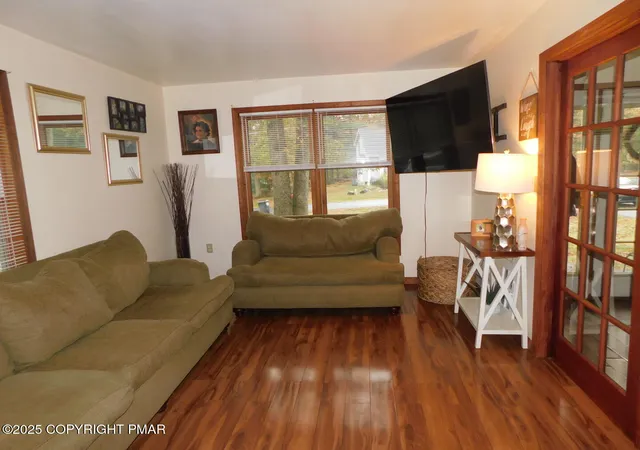 Photo 4 of Single family home for sale at 212 Spicebush Dr, East Stroudsburg, PA 18301 | MLS# PM-136594 | Listing updated on 2025-11-20