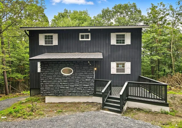Photo 4 of Single Family Residence at 16 Norman Dr, East Stroudsburg, PA 18302 | MLS# PM-136605 | | Sold on 2025-12-19