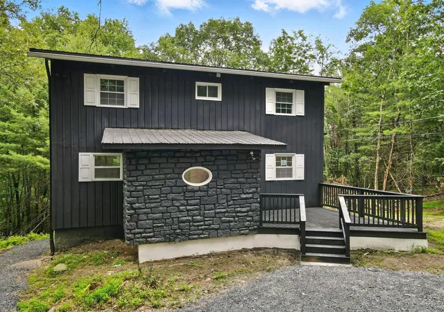 Photo 5 of Single Family Residence at 16 Norman Dr, East Stroudsburg, PA 18302 | MLS# PM-136605 | | Sold on 2025-12-19