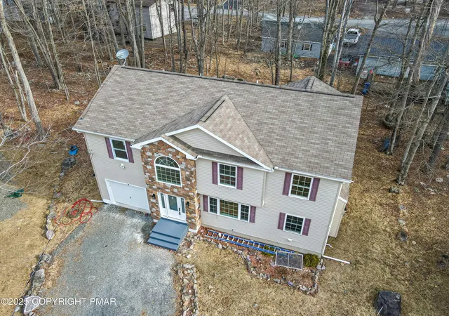 Photo 5 of Single Family Residence at 7500 Crestview Dr, Tobyhanna, PA 18466 | MLS# PM-136683 | | Sold on 2025-12-29