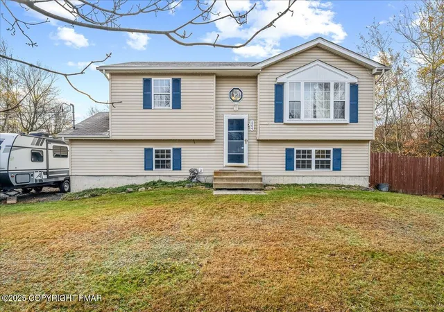 Homes for sale in Blakeslee, PA | 204 Center Dr, Blakeslee, PA 18610 | MLS# PM-136809