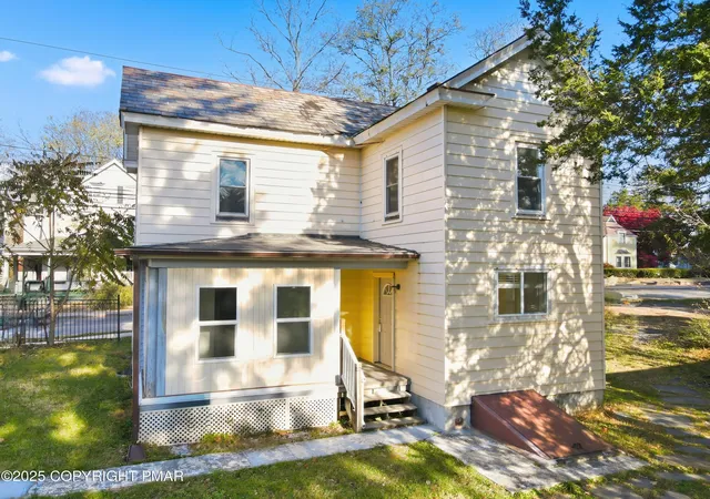 Photo 3 of Single family home for sale at 73 E Broad St, East Stroudsburg, PA 18301 | MLS# PM-137042 | Listing updated on 2026-01-18