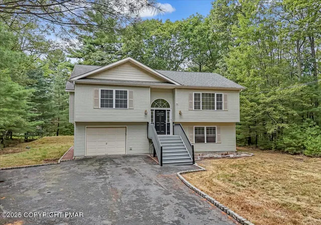 Photo 4 of Single Family Residence at 107 Lake Forest Dr, Dingmans Ferry, PA 18328 | MLS# PM-137049 |  | Sold on 2026-01-07