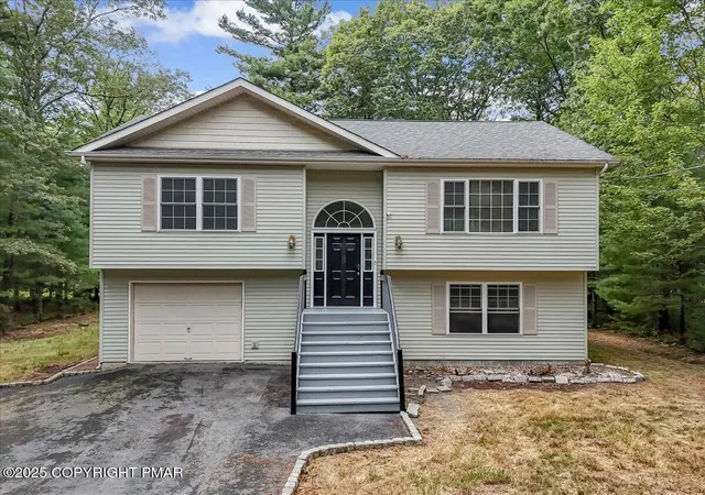 Photo 5 of Single Family Residence at 107 Lake Forest Dr, Dingmans Ferry, PA 18328 | MLS# PM-137049 |  | Sold on 2026-01-07