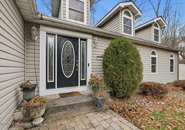 Photo 4 of Single family home for sale at 4108 Manor Dr, Stroudsburg, PA 18360 | MLS# PM-137202 | Listing updated on 2025-12-03