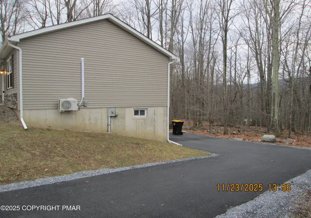Photo 4 of Single Family Residence at 380 Gallery Ln, Mount Bethel, PA 18343 | MLS# PM-137456 | | Sold on 2026-04-27
