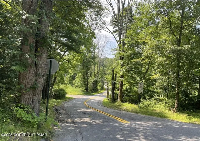 Photo 3 of Single family home for sale at 410 Hunters Farm Rd, Henryville, PA 18332 | MLS# PM-137963 | Listing updated on 2026-10-15