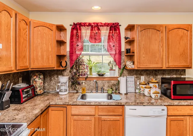 Photo 4 of Single family home for sale at 3290 Bluebird Dr, Bushkill, PA 18324 | MLS# PM-137976 | Listing updated on 2026-10-05