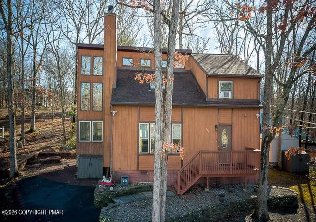 Photo 2 of Single family home for sale at 122 Dover Dr, Bushkill, PA 18324 | MLS# PM-138222 | Listing updated on 2026-04-08