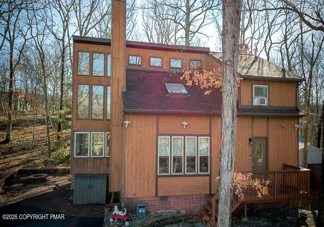 Photo 3 of Single family home for sale at 122 Dover Dr, Bushkill, PA 18324 | MLS# PM-138222 | Listing updated on 2026-04-08
