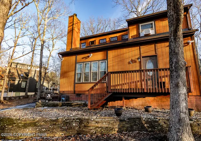 Photo 4 of Single family home for sale at 122 Dover Dr, Bushkill, PA 18324 | MLS# PM-138222 | Listing updated on 2026-04-08