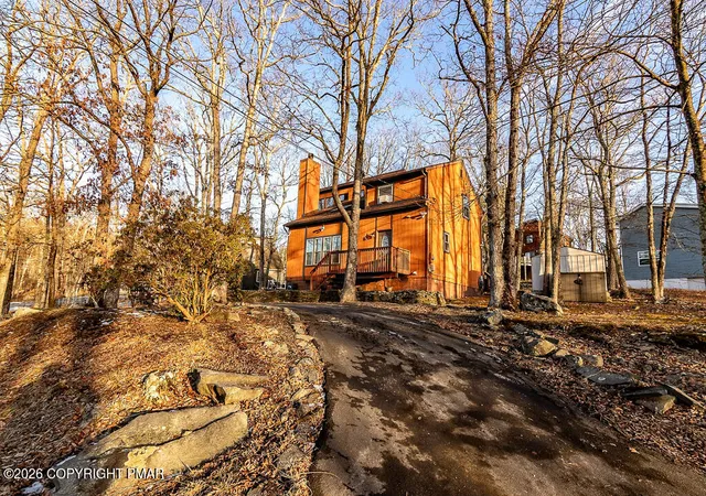 Photo 5 of Single family home for sale at 122 Dover Dr, Bushkill, PA 18324 | MLS# PM-138222 | Listing updated on 2026-04-08