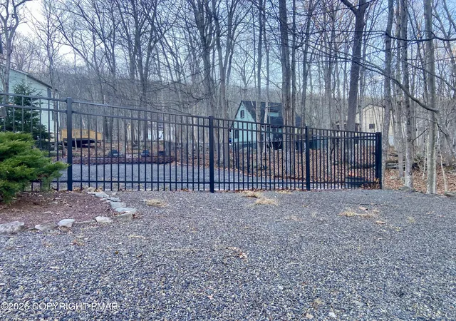 Photo 3 of Single family home for sale at 7004 Woodbridge Dr W, Bushkill, PA 18324 | MLS# PM-138240 | Listing updated on 2026-03-15