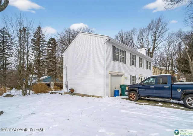 Photo 3 of Single family home for sale at 6318 Ventnor Dr, Tobyhanna, PA 18466 | MLS# PM-138398 | Listing updated on 2026-01-20