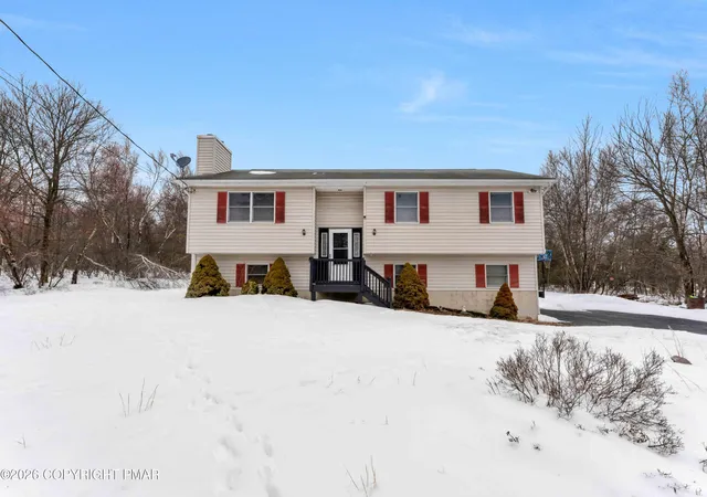 Photo 1 of Single Family Residence at 2083 Sun Valley Dr, Blakeslee, PA 18610 | MLS# PM-138880 | | Sold on 2026-04-29