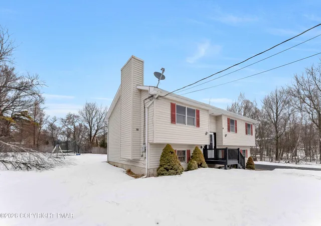 Photo 2 of Single Family Residence at 2083 Sun Valley Dr, Blakeslee, PA 18610 | MLS# PM-138880 | | Sold on 2026-04-29