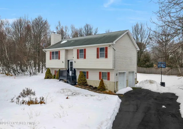 Photo 3 of Single Family Residence at 2083 Sun Valley Dr, Blakeslee, PA 18610 | MLS# PM-138880 | | Sold on 2026-04-29