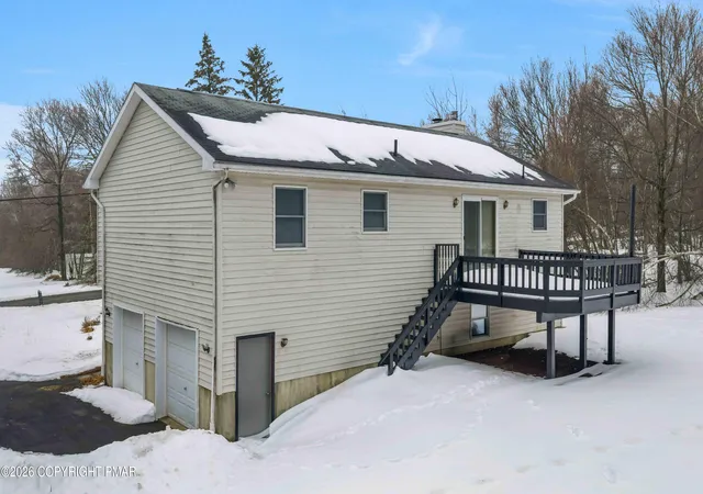 Photo 4 of Single Family Residence at 2083 Sun Valley Dr, Blakeslee, PA 18610 | MLS# PM-138880 | | Sold on 2026-04-29