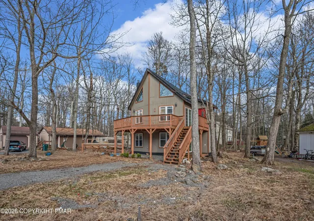 Homes for sale in Tobyhanna, PA | 252 Greenbriar Cir, Tobyhanna, PA 18466 | MLS# PM-139007