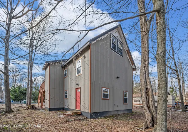 Homes for sale in Tobyhanna, PA | 252 Greenbriar Cir, Tobyhanna, PA 18466 | MLS# PM-139007